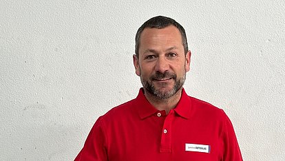 junited AUTOGLAS Partner mit rotem Poloshirt