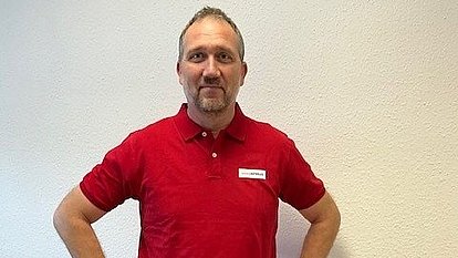 Ein Mann mit junited AUTOGLAS Poloshirt