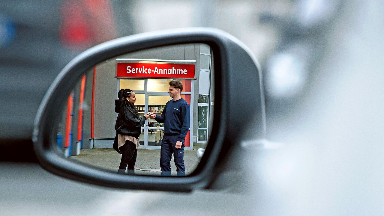 Glaser und Kundin an der Service-Annahme